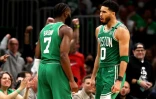 Jayson Tatum (d) et Jaylen Brown, fers de lance des Boston Celtics, contre les Milwaukee Bucks dans le match 2 des des demi-finales de la Conférence Est en NBA le 3 avril 2022 au TD Garden à Boston