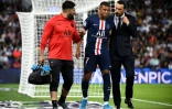 L'attaquant du PSG Kylian Mbappé blessé quitte le terrain lors de la réception de Toulouse le 25 août 2019
