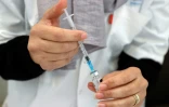 Un soignant prépare une dose de vaccin anti-covid le 21 décembre 2020 à Herzliya (Israël)