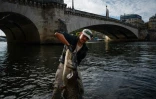 Le Français Bill François, habitué de la pêche dans la Seine à Paris. Le 25 septembre 2023