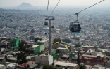 Vue générale d'une partie de la capitale Mexico depuis une télécabine du "cable-bus" qui dessert le district d'Iztapalapa le 15 mau 2024