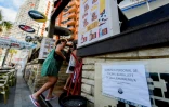 "Personnel recherché", dit cette  affichette devant un bar à Bénidorm, en Espagne, le 7 juin 2022 