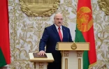 Le président bélarusse Alexandre Loukachenko prête serment pour un sixième mandat lors de sa cérémonie d'investiture, à Minsk le 23 septembre 2020