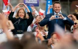 Le maire de Varsovie et candidat centriste à la présidentielle en Pologne Rafal Trzaskowski et son épouse pendant le dernier meeting de la campagne, le 30 mai 2025 à Gdansk.