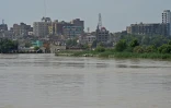 Le fleuve Indus en crue menace la ville de Sukkur, dans le sud du Pakistan, le 28 août 2022
