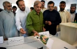 Shahbaz Sharif (c), chef du parti PML-N et jeune frère de l'ancien Premier ministre Nawaz Sharif, vote aux législatives, le 25 juillet 2018 à Islamabad, au Pakistan