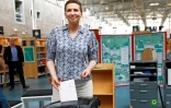 La Première ministre danoise  Mette Frederiksen vote en avance pour les élections européennes à Aalborg, dans le Jutland, au Danemark, le 1er juin 2024
