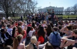 Des centaines de lycéens manifestent près de la Maison Blanche à Washington pour demander une règlementation plus stricte sur les armes