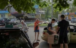 Des habitants dans la ville ukrainienne de Marganets (sud), le 12 août 2022 