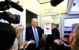 Le président américain Donald Trump parle avec des journalistes à bord d'Air Force One depuis Miami, en Floride, à destination de Washington, le 19 février  2025