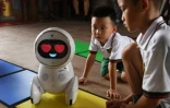 Des enfants de l'école maternelle Yiswind en Chine découvrent le robot Keeko, le 30 juillet 2018
