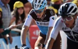 Le Français Romain Bardet (g) à l'arrivée de la 14e étape du Tour de France, le 21 juillet 2018 à Mende