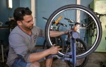 Asley Alfonso Gil travaille dans son propre atelier de réparation de bicyclette à Cienfuegos, le 22 mars 2018
