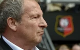 L'entraîneur de Rennes Rolland Courbis attend le coup d'envoi du match face à Guingamp au Roazhon Park, le 17 avril 2016 