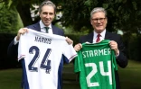 Les Premiers ministres irlandais Simon Harris (d) et britannique Keir Starmer échangent les maillots de football de leurs équipes nationales respectives, le 7 septembre 2024 à Dublin