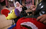 Nihad et Zeinab Jarboa confectionnent des peluches et des déguisements dans la bande de Gaza, le 19 juillet 2020
