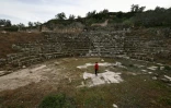 Un garçon se promène dans l'amphithéâtre du site archéologique de Sébaste, à l'ouest de la ville de Naplouse, en Cisjordanie occupée, le 12 février 2026