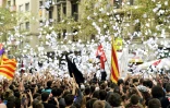 Des manifestants en faveur de l'indépendance de la Catalogne jettent des bulletins de votent en l'air, le 3 octobre 2017 à Barcelone
