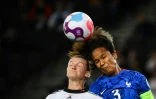 La capitaine et attaquante allemande Alexandra Popp, à la lutte avec son homologue et défenseure, la Française Wendie Renard, lors de la demi-finale de l'Euro, le 27 juillet 2022 à Milton Keynes