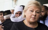La Première ministre norvégienne, Erna Solberg (droite), au centre islamique Al-Noor à Baerum, le 11 août 2019