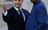 Les présidents français Emmanuel Macron (gauche) et tchadien Idriss Déby Itno (droite) lors d'un sommet sur la situation au Sahel, à Pau (France) le 13 janvier 2020