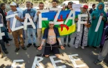 Des manifestants demandent la libération de Nasser Zefzafi, leader du Hirak, le mouvement de contestation qui a agité la région du Rif en 2016-2017, lors de son procès en première instance le 24 octobre 2017 à Casablanca. 
