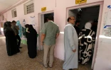 Des électeurs attendent pour voter lors des élections législatives, le 11 novembre 2025 à Bagdad, en Irak