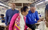 Visite de Bello à l'usine Axelle à madagascar 