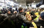 Heurts et sifflets au Salon de l'agriculture, les manifestants cherchent Macron [?]