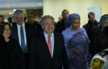 Le nouveau secrétaire général de l'ONU, Antonio Guterres (c) au siège de l'organisation, le 3 janvier 2017 à New York