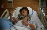 Adela Peralta Leppe, 87 ans, sauvée des décombres de son immeuble qui s'est effondré lors du séisme à l'hôpital de Mexico le 26 septembre 2017