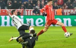 L'attaquant vedette du Bayern Robert Lewandowski (d) buteur face au Besiktas Istanbul en Ligue des champions, le 20 février 2018 à Munich