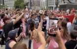 Mondial 2026 : des supporters croates s'invitent sur les photos de mariage