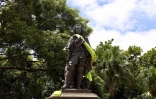 Gilet jaune sur la statue de Mahé La Bourdonnais 
