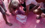 La holi holi, la fête des couleurs, clôturait le Dipavali 2017 à Saint-André. (Photos H.F.)