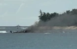 Un bateau prend feu au large de la plage de Roches Noires