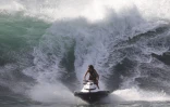 jet ski dans les vagues 