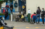 Des personnes attendent devant l'entrée des urgences de l'hôpital Alberto Sabogal, le 27 mai 2020 à Lima, au Pérou