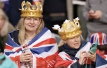 Des inconditionnels de la famille royale rassemblés le long de la "Procession du roi", entre le palais de Buckhingham et l'Abbaye de Westminster, le jour du couronnement de Charles III, le 6 mai 2023 à Londres ( POOL / SEBASTIEN BOZON )