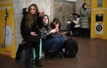guerre en ukraine les habitants se réfugient dans le métro pour éviter les bombes