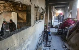 Des Palestiniens dans une école abritant des déplacés frappée par un bombardement israélien, dans la ville de Gaza, le 13 avril 2025