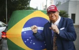 Un homme portant un masque de Donald Trump lors d'un rassemblement du candidat à la présidentielle Flavio Bolsonaro à Goiânia, au Brésil, le 27 septembre 2026