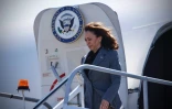 La vice-présidente Kamala Harris débarque de son avion Air Force Two à New York, le 22 septembre 2024
