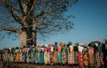 Des femmes font la queue le 26 mars 2019 pour recevoir de l'aide à Estaquinha, au Mozambique, dans la région de Beira frappée par le cyclone Idai. 