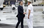 Le président français Emmanuel Macron se tient devant le palais présidentiel de l'Elysée à Paris, le 16 juin 2023