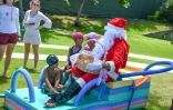 Le Port : le père Noël fait une escale à la piscine