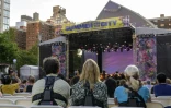 Des spectateurs portent des vestes tactiles lors d'un concert en extérieur au Lincoln Center de New York, le 22 juillet 2023