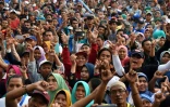 Des supporters du candidat à la présidentielle Prabowo Subianto dansent sur la musique du groupe de dangdut "Soneta" lors d'un meeting de campagne, le 28 mars 2019 à Depok, en Indonésie