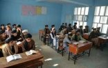 Des élèves portent des tuniques et turbans selon le nouveau code d'uniforme, le 10 avril 2025 à Kandahar, en Afghnistan