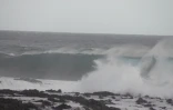 Un aperçu des vagues frappant le secteur de la Ravine des Sables.